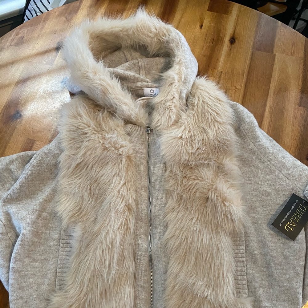 Thread faux fur short sleeve zip up. Large